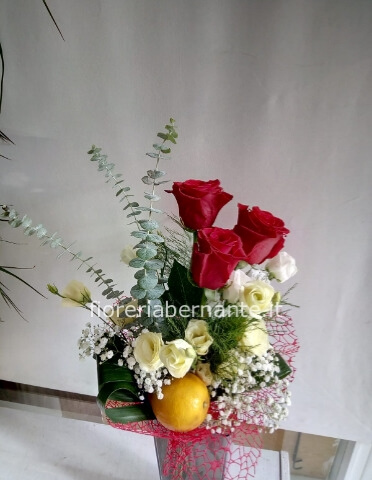 bouquet misto con tre rose corte